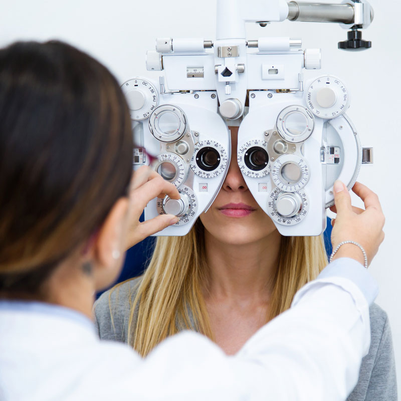 Una mujer haciéndose un examen de la vista